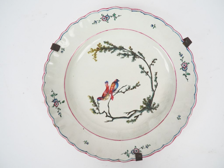 Assiette en faience fin XVIIIème, décor polychrome d'oiseaux branchés.