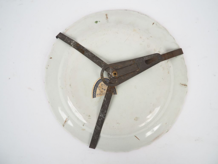 Assiette en faience fin XVIIIème, décor polychrome d'oiseaux branchés.