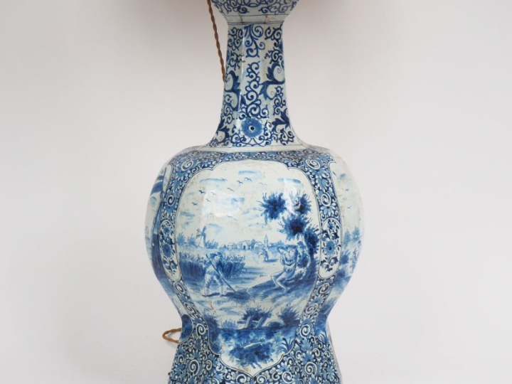 Vase balustre XIXème en faience de Delft décor en camaïeu bleu dans de