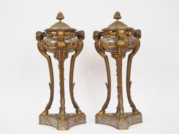 Paire de grandes cassolettes Napoléon III de style Louis XVI en marbre
