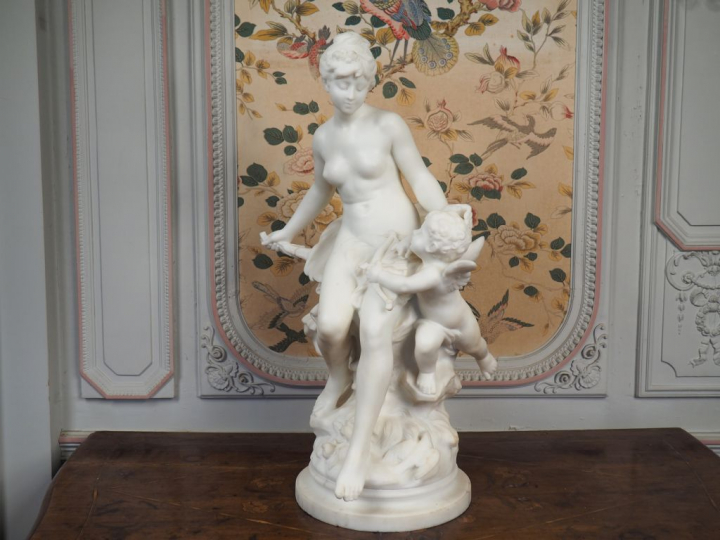 Auguste MOREAU.  "Vénus et Cupidon".  Grande sculpture en marbre blanc