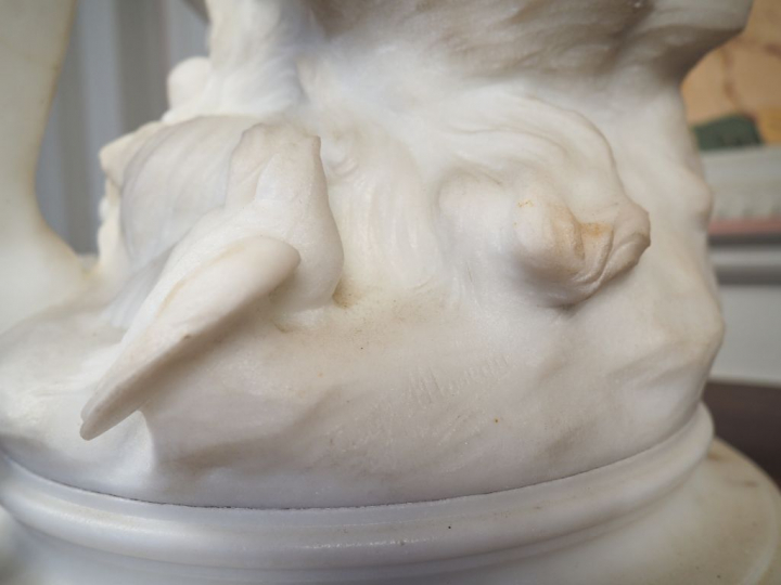Auguste MOREAU.  "Vénus et Cupidon".  Grande sculpture en marbre blanc