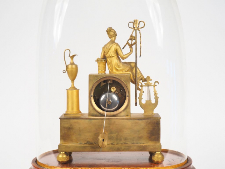 Pendule Directoire en bronze doré à décor de jeune jardinière, cadran 