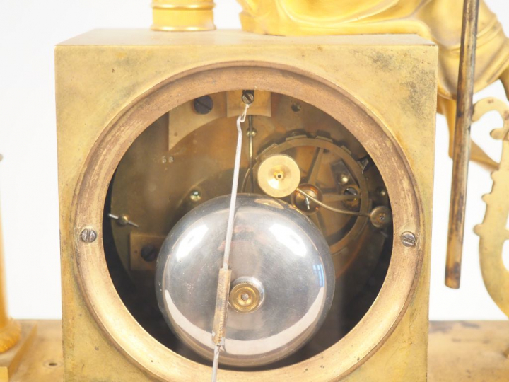 Pendule Directoire en bronze doré à décor de jeune jardinière, cadran 