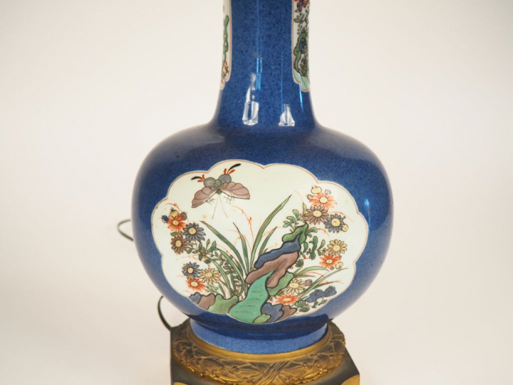 Vase XIXème en porcelaine de Chine à décor dans des réserves de fleurs