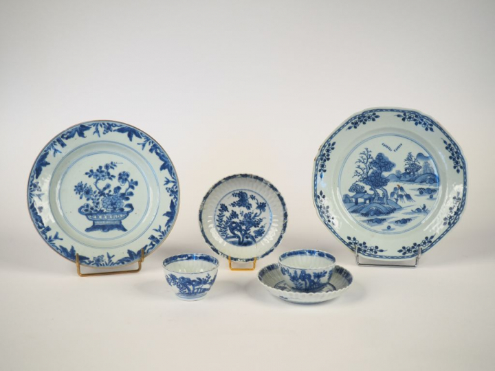 Paire de tasses et leurs coupelles et deux différentes assiettes en po