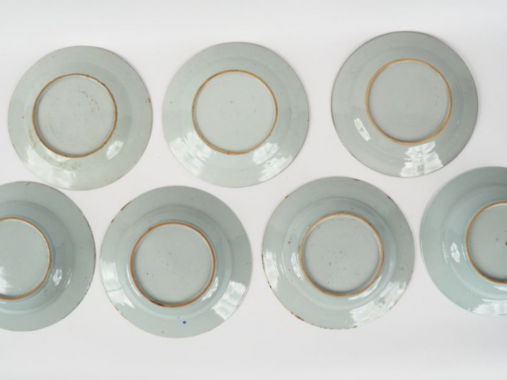Sept différentes assiettes en porcelaine de Chine. (un fel et égrenure