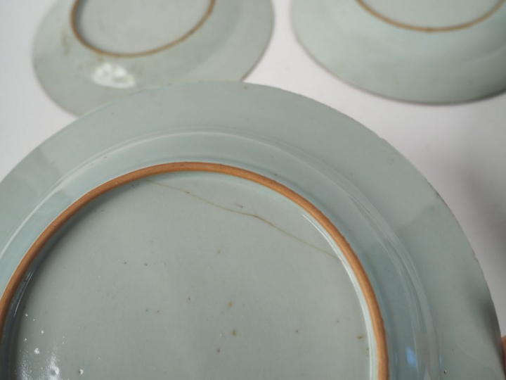 Sept différentes assiettes en porcelaine de Chine. (un fel et égrenure