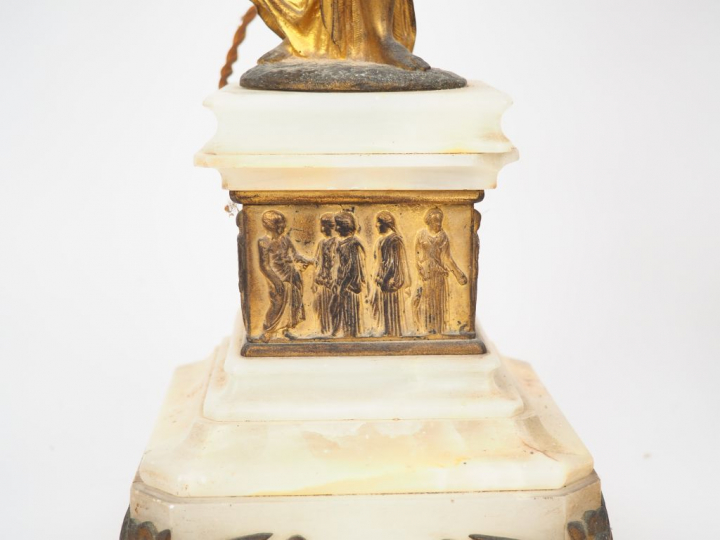 Paire de candélabres de style Empire en bronze doré et onyx blanc, à d