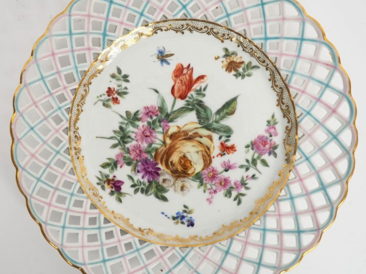 Assiette fin XVIIIème en porcelaine Saxe, à décor polychrome de fleurs