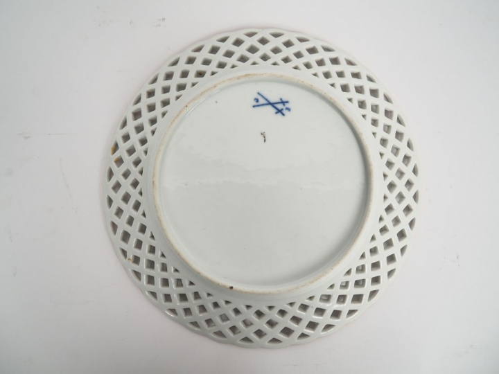 Assiette fin XVIIIème en porcelaine Saxe, à décor polychrome de fleurs
