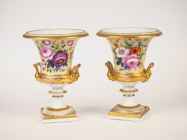 Paire de vases Médicis Napoléon III en porcelaine de Paris, à décor de