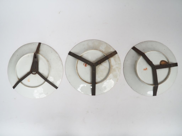 Trois assiettes début XIXème en porcelaine de Paris à décor de fleurs 