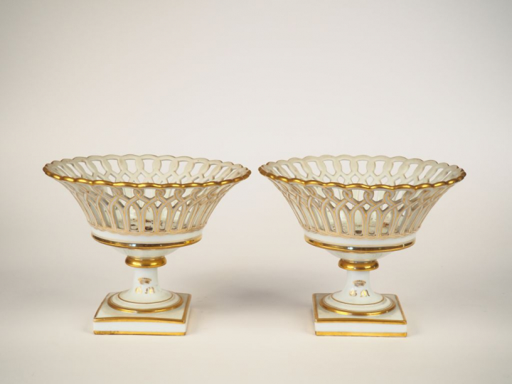 Paire de compotiers en porcelaine de Paris ajourée blanche et dorée, m