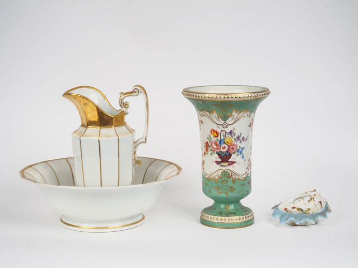 Broc et son bassin fin XIXème en porcelaine blanche et dorée  Vase tul