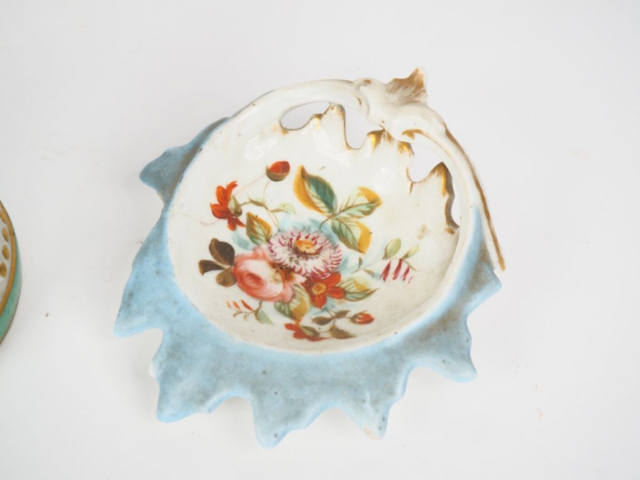 Broc et son bassin fin XIXème en porcelaine blanche et dorée  Vase tul