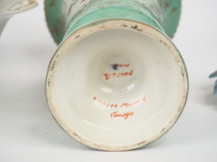 Broc et son bassin fin XIXème en porcelaine blanche et dorée  Vase tul