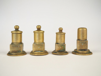 Vente aux enchères Quatre clés de foudre en bronze.