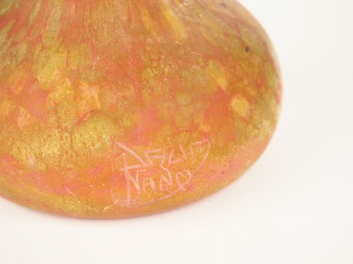 DAUM. « Vase Berluze », en verre marbré rouge et jaune (égrenure en ha
