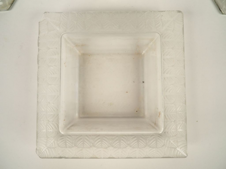 LALIQUE.  Coupe carrée en cristal  (égrenures). Paire de vases en verr