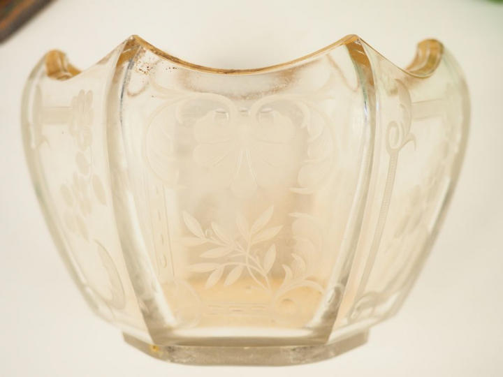 Vase Napoléon III à quatre pieds en forme de bourse en verre à décor é