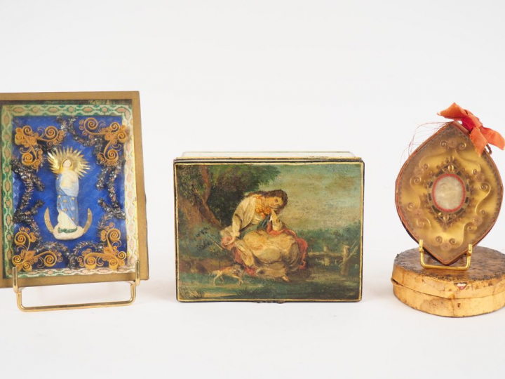 Reliquaire dans sa boite ovale 1900 Boite de style Louis XVI en métal 