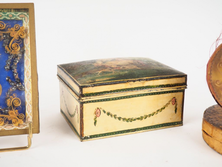 Reliquaire dans sa boite ovale 1900 Boite de style Louis XVI en métal 