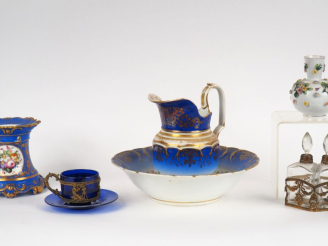Vente aux enchères Cave à odeurs 1900 de style Louis XVI en cristal et laiton (petites ég