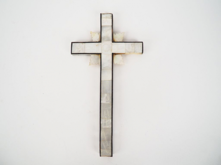 Crucifix en nacre. Dim. 26 x 13,5 cm