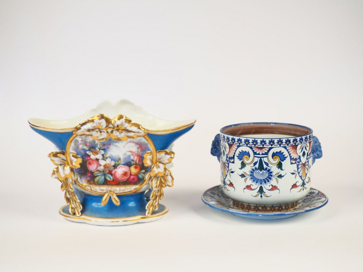 Vase Napoléon III en porcelaine à décor de fleurs polychromes sur fond