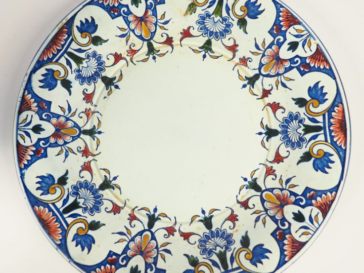 Vase Napoléon III en porcelaine à décor de fleurs polychromes sur fond