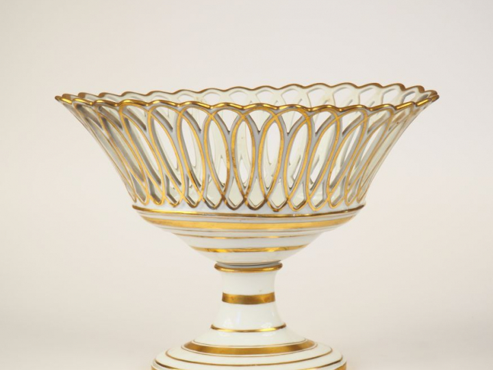 Jardinière XIXème en porcelaine ajourée de Paris blanche et dorée.  Di