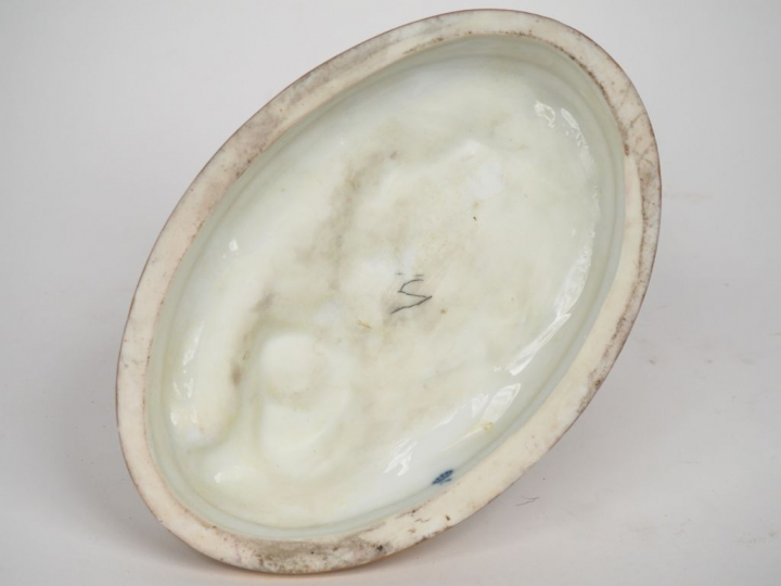 Groupe XIXème en porcelaine blanche et dorée à décor d'amours vendange