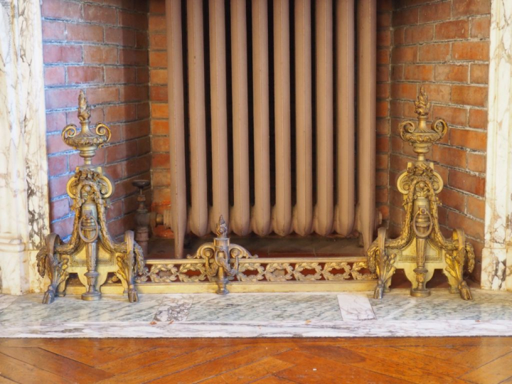 Barre de foyer Napoléon III de style Louis XVI en bronze, à décor de p