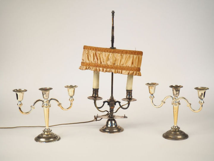 Paire de bougeoirs en métal argenté éclairant à trois lumières  H. 20,