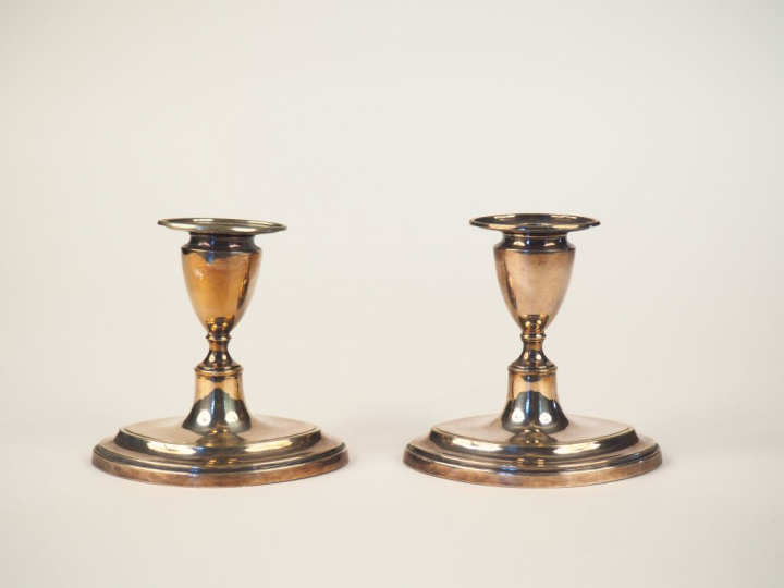 Paire de bougeoirs de toilette de style anglais en métal argenté. H. 1