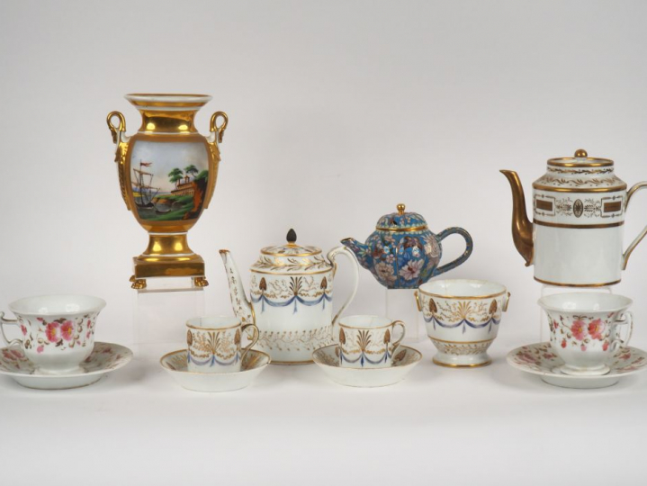 Partie de service tête à tête XIXème en porcelaine de Paris blanche et