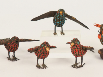 Vente aux enchères Cinq oiseaux en métal et émaux polychromes. (petits manques).