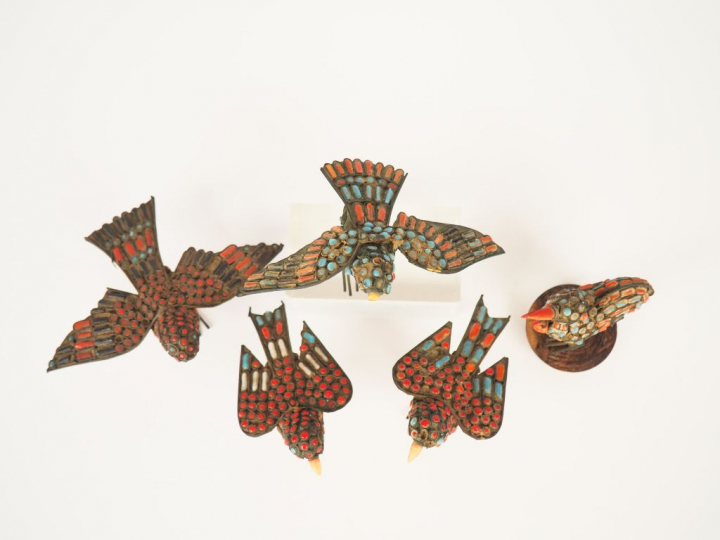 Cinq oiseaux en métal et émaux polychromes. (petits manques).