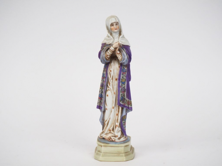 Statuette 1900 en porcelaine polychrome. H. 29 cm