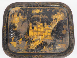 Vente aux enchères Plateau en tôle Napoléon III à décor de chinoiseries dorées sur fond n