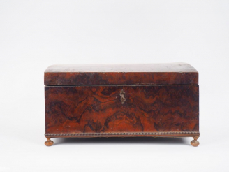 Vente aux enchères Coffret de voyage Napoléon III de style Louis XIV en placage de ronce 