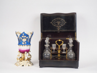 Vente aux enchères Cave à liqueur Napoléon III en marqueterie Boulle (incomplète) et un v