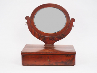 Vente aux enchères Miroir de toilette psyché fin XIXème en acajou et placage d’acajou. Di