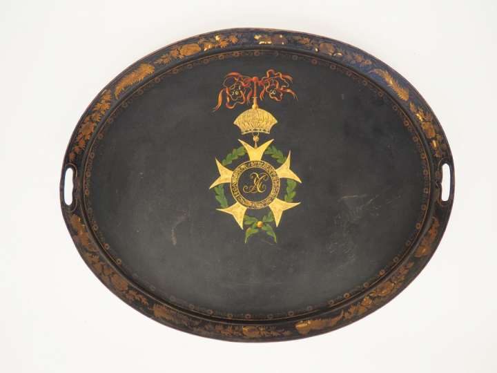 Plateau ovale en tôle de style Directoire orné d’une grande médaille p