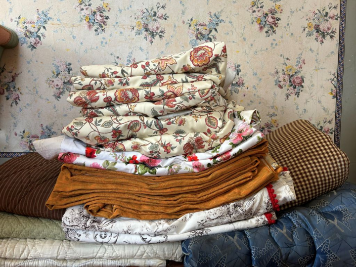 Ensemble de tissus anciens comprenant : rideaux et dessus de lit à div