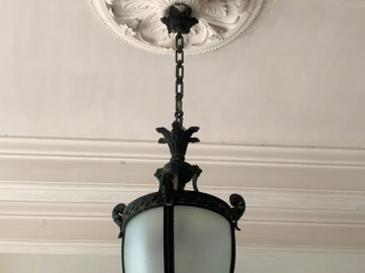 Vente aux enchères Suspension de vestibule XIXème en bronze et verre H. environ 80 cm