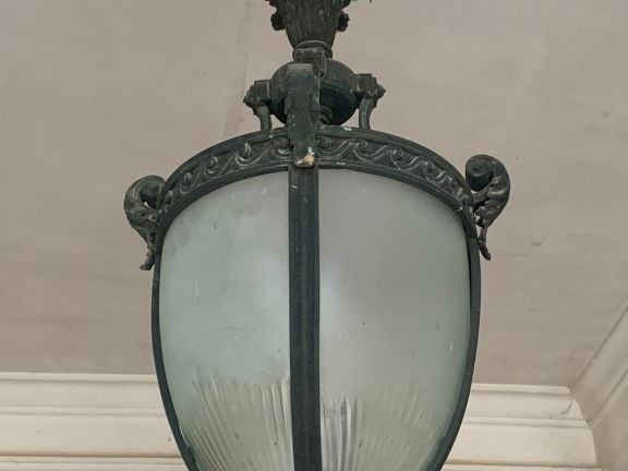 Suspension de vestibule XIXème en bronze et verre H. environ 80 cm