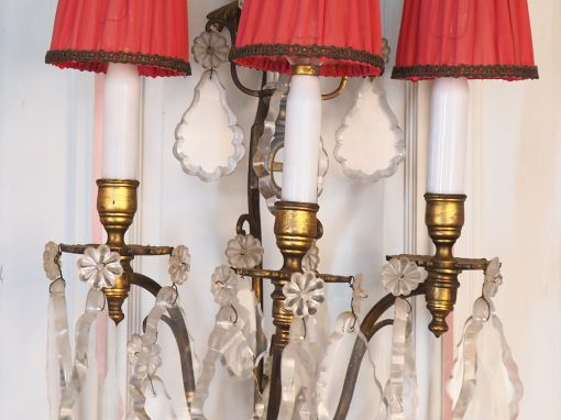 Suite de six appliques à pampilles en bronze et cristal, quatre éclair
