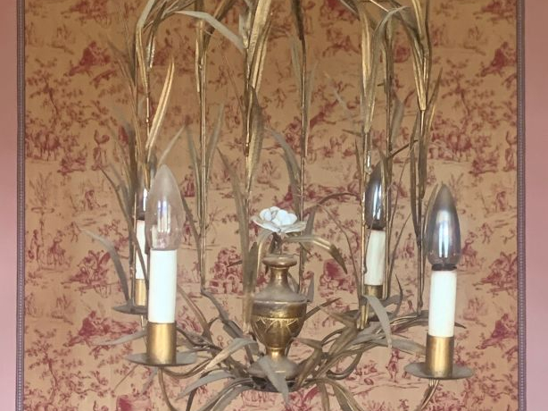 Suspension en métal éclairant à quatre lumières à décor de joncs et un
